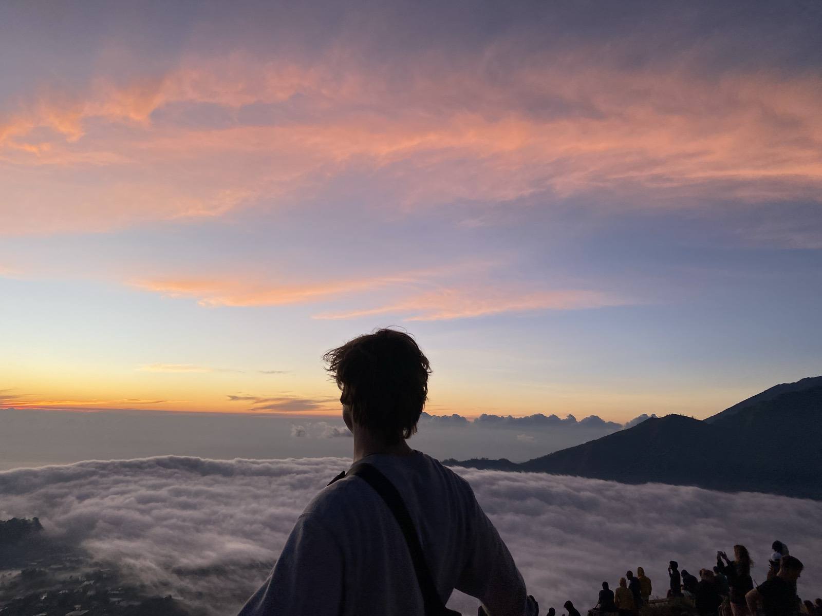 Daniel Schade blickt bei Sonnenaufgang über ein Wolkenmeer – Australien 2022/2023